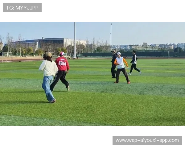 飞盘比赛选手被飞盘砸中仍稳接下一球